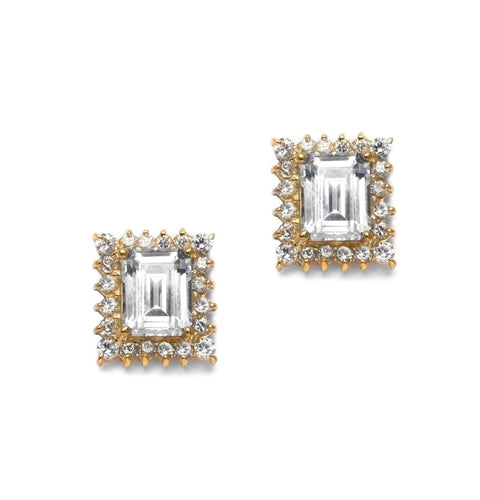 Classic 2.0 Ct. Emerald Surrounded by a melee of 0.1 ct. and 0.15 ct. round brilliant at the edge. 6.0 Cts. T.W. set in 14K Solid Yellow Gold.