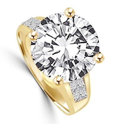 Ring 6 ct round stone with princess cut stones