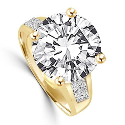 Ring 6 ct round stone with princess cut stones