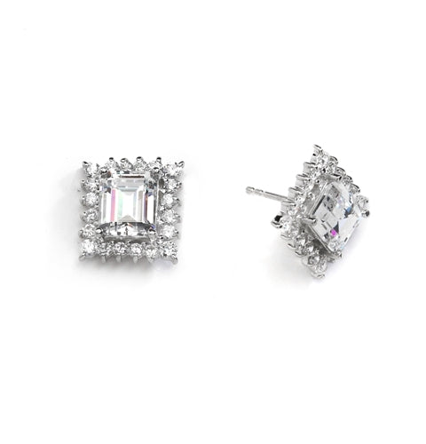 Classic 2.0 Ct. Emerald Surrounded by a melee of 0.1 ct. and 0.15 ct. round brilliant at the edge. 6.0 Cts. T.W. set in 14K Solid White Gold.